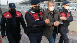 Evde ürettiği 20 litre sahte içkiyle yakalandı 