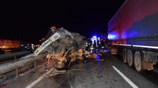 Feci kaza: Kamyonet, TIR'a çarptı! Anne-kızdan acı haber geldi