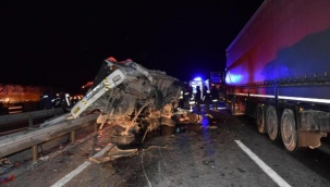 Feci kaza: Kamyonet, TIR'a çarptı! Anne-kızdan acı haber geldi