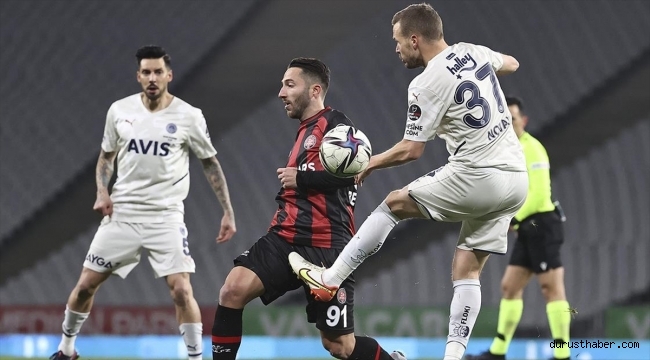 Fenerbahçe, uzun süre 9 kişi oynayan Fatih Karagümrük'ü yenemedi