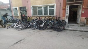 Hırsızlık şüphelisinin evlerinde bisiklet ve motosikletler ele geçirildi