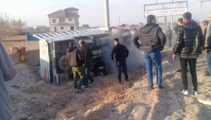 Hurda yüklü kamyonet hurdaya döndü 