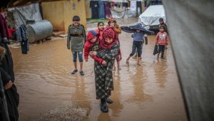 İdlib'de sular altında kalan yüzden fazla kampta binlerce aile perişan oldu