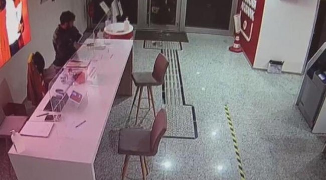 İzmir'de bankada hırsızlık! Anbean kameraya yansıdı