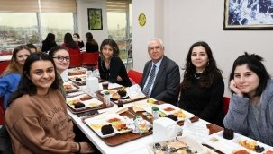 İzmir Karabağlar'da Başkan Selvitopu öğrencilerle buluştu 