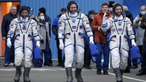 Japon milyarder ile asistanı uzay gezisi sonrası dünyaya döndü