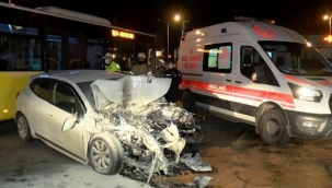Kadıköy'de feci kaza! Özel halk otobüsüne çarpan otomobil yandı