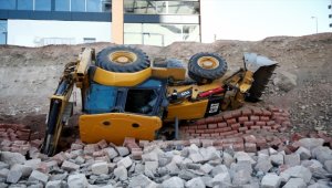 Kayseri'de bahçe düzenlemesi sırasında çöken istinat duvarı 5 araçta hasara neden oldu