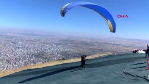 Kayseri'de paraşütle atlayış sırasında düşen iki kişi yaralandı