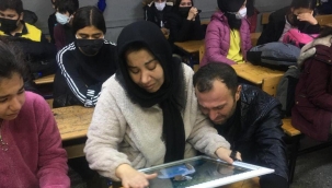 Kazada ölen Muhammet Berat'ın annesi, oğlunun sırasına oturup gözyaşı döktü