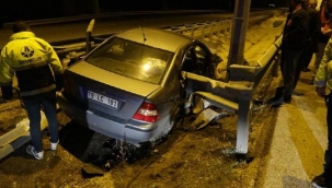 Kontrolden çıkan otomobil bariyere saplandı!