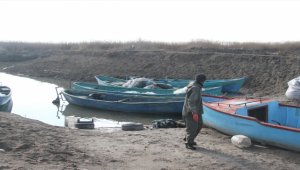 Konya'da göçü kaçıran leylek limanda balıkçıların yolunu gözlüyor