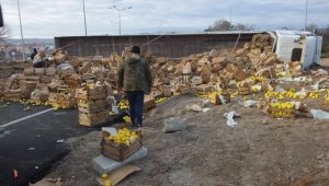 Nevşehir'de devrilen tırdan etrafa saçılan limon kasaları yolu trafiğe kapattı