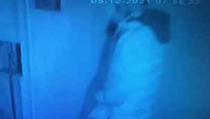 O anlar kamerada! Çaldığı montları üst üste giydi