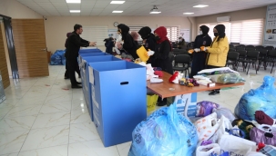 Öğrenciler hem ayrıştırdı hem ihtiyaç sahiplerine dağıttı