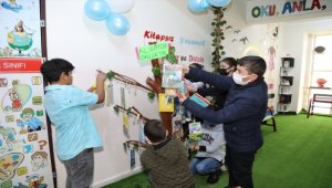 Öğrenciler, "Kitap ağacı ve renkli okuma köşesi"nde okuma alışkanlığı kazanıyor