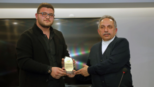 Öğrencilerden Kütüphane için teşekkür plaketi