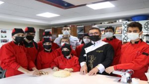 Öğretmenden öğrencileri için engelleri kaldıran projeler