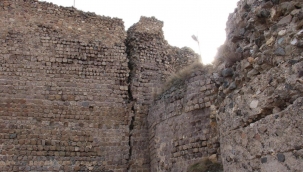 Oltu Kalesi'nde tedirgin eden görüntü