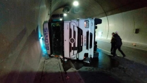 Osmangazi Tüneli'nde TIR devrildi! Sürücü yaralandı