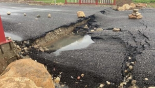 Osmaniye'de sağanak yağış nedeniyle köprünün asfaltı çöktü, yol ulaşıma kapandı