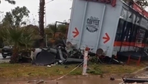 Otomobiliyle konteyner kafeye çarparak hayatını kaybetti