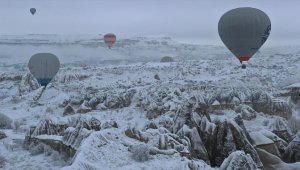 Sıcak hava balonları beyaza bürünen peribacaları üzerinde süzüldü