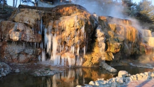 Sıcak su akan şelale dondu