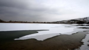 Sivas'ta soğuk hava göl yüzeyini dondurdu