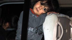 Suriyeli kaçakların minibüsündeki çocuk, bakışıyla yürek burktu