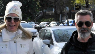 Tuğba Özerk beyazlar içinde