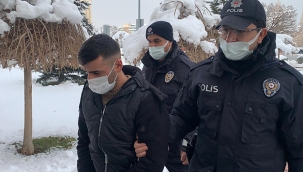 Uzaklaştırmaya rağmen 'Öldüreceğim' dediği annesinin evine geldi, polise silah çekti