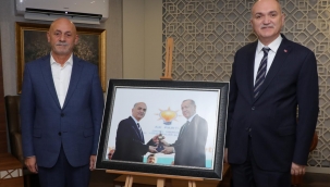 Yılmaz' dan Özlü' ye Anlamlı Hediye