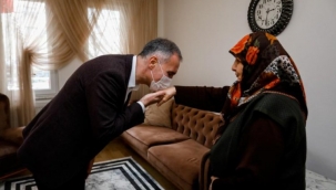 10 yıldır askerler için çorap örüyor 