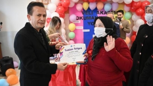 70 yaşındaki Havva Bulut torunlarının ders notlarıyla okuma yazmayı öğrendi