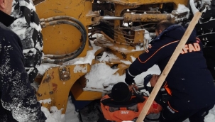 Aksaray'da kar temizliğinde iş makinesinin altında kaldı