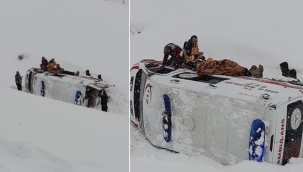 Ambulans kaygan yolda devrildi: 3 yaralı var