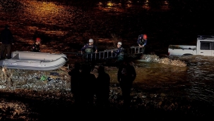 Antalya'da heyelan sonucu çaya sürüklenen araçta mahsur kalan 3 kişi kurtarıldı