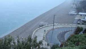 Antalya' Kar hem şaşırttı hem mutlu etti! Merkeze bile yağdı