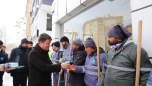 Başkan Dinçer sahada çalışan ekiplere Aksaray Pekmezi ikram etti 