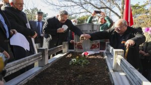 "Bayrak Şairi" Arif Nihat Asya ölümünün 47. yılında mezarı başında anıldı