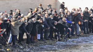 Bursa Mudanya'da mübadiller anısına denize karanfil bırakıldı