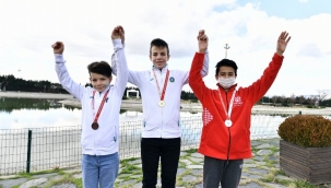 Bursa Osmangazi'de satranç ustaları kupalarını aldı 