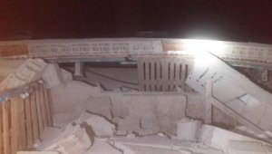 Çatısı çöken ahırda 3 büyükbaş öldü