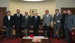 CHP Genel Başkanı Kemal Kılıçdaroğlu, partiye yeni katılanlara rozet taktı