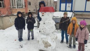 Çocuklar kartopu oynadı, kardan adam yaptı