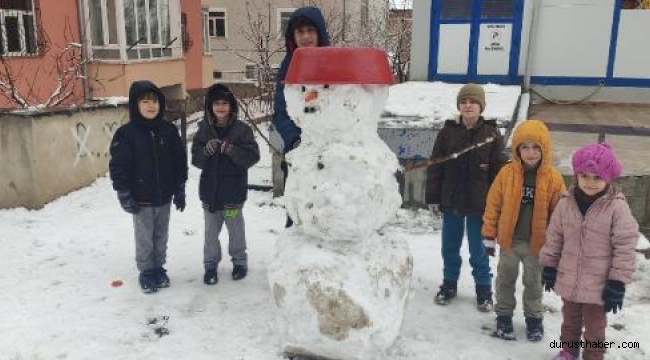 Çocuklar kartopu oynadı, kardan adam yaptı