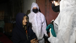 Çöp evde ölen köpekleri saksılara saklamış