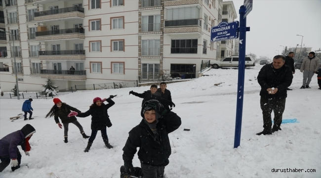 Çubuk Belediye Başkanı Demirbaş çocuklarla kar topu oynadı