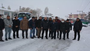 Çumralı çiftçiler belediye çalışanlarıyla kar kürüdü